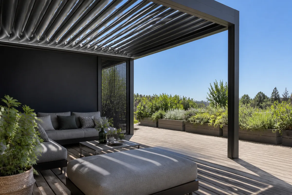 Salon bas abrité sous une couverture à lames orientables, bacs de plantes aromatiques au soleil autour
